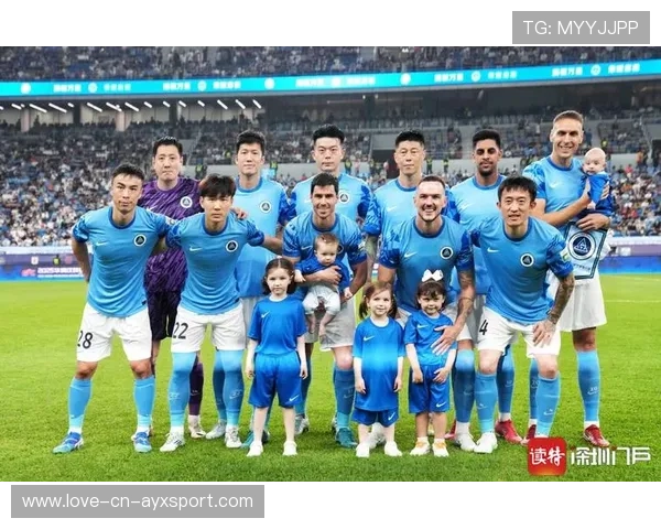 深圳新鹏城的外线传球迅速把比赛节奏拉高